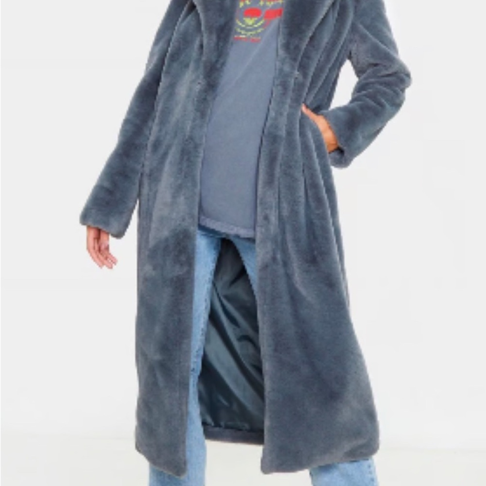 PrettyLittleThing faux fur coat size 6
Never worn